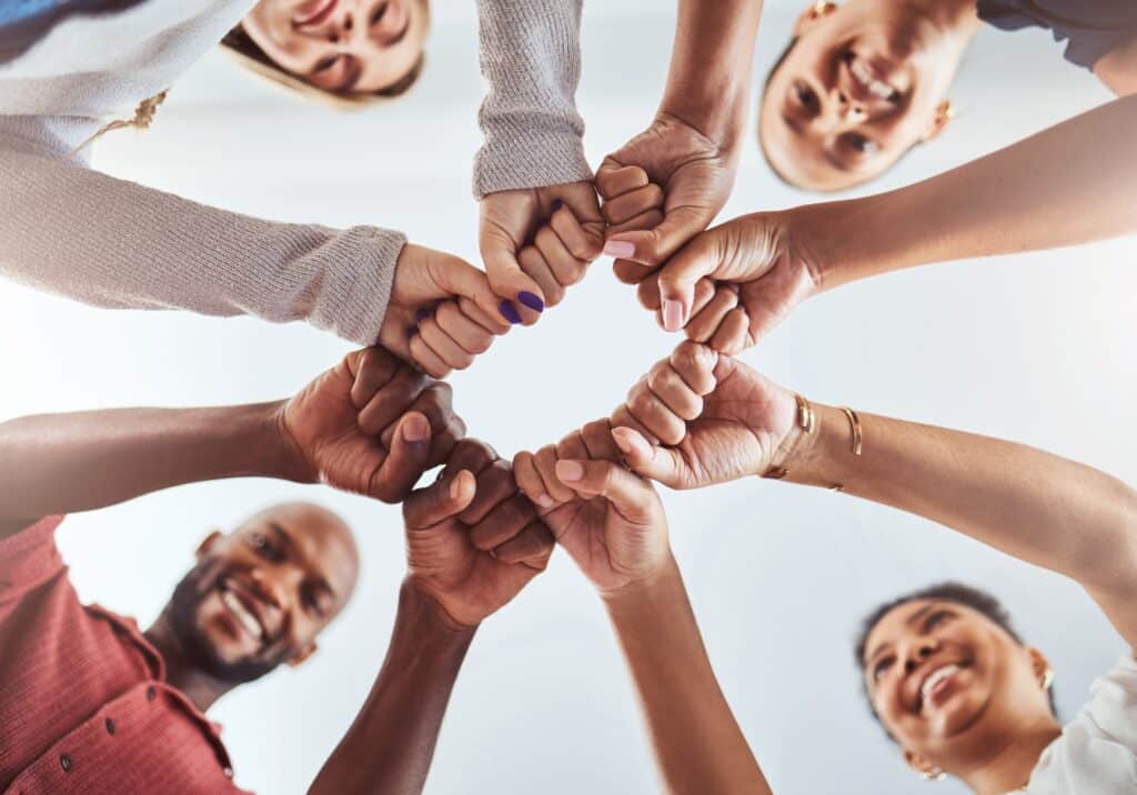 un groupe de personnes se tenant par la main en cercle